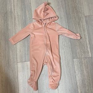 🌺 4/$20 🌺 6-9 month Old Navy Dino sleeper